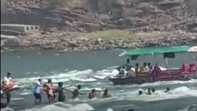 Over a dozen devotees stuck as water level rises in Narmada river in Madhya Pradesh's Omkareshwar