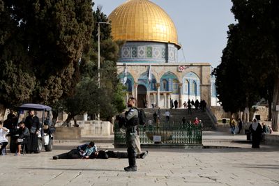 After days of violence, Jerusalem prayers end peacefully