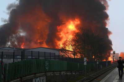Germany: Hamburg fire smoke halts trains, generates warning
