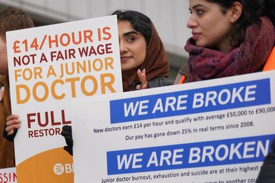 Health secretary accuses union of ‘militant stance’ in row over junior doctors’ pay