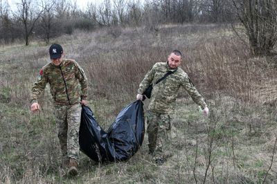 The Ukrainian troops collecting the enemy's dead