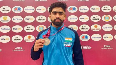 India win three medals at Asian Wrestling Championships