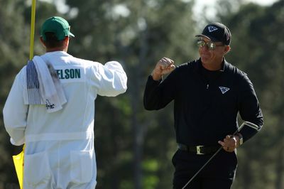 Mickelson defies expectations with Masters 65