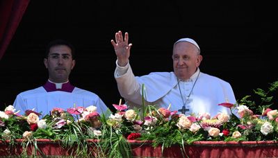 Pope on Easter urges faithful to pray for Ukrainian, Russian people, refugees