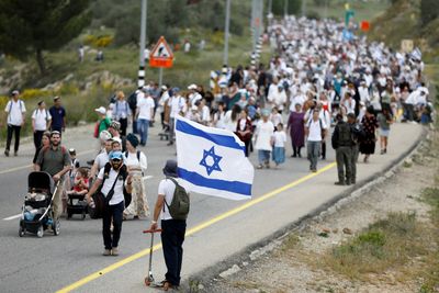 Thousands of Israelis march to illegal West Bank outpost as tensions mount