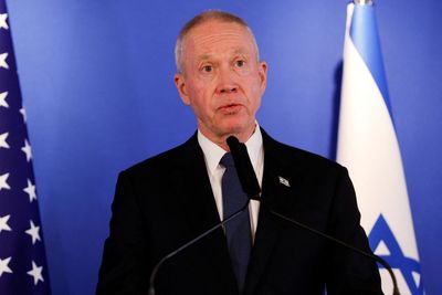 Israeli PM reverses course on sacking defence minister