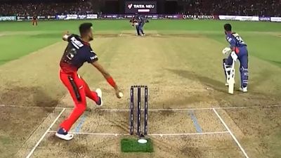Missed Mankad and run-out on last ball give Marcus Stoinis's Super Giants an IPL win over Glenn Maxwell's Royal Challengers Bangalore