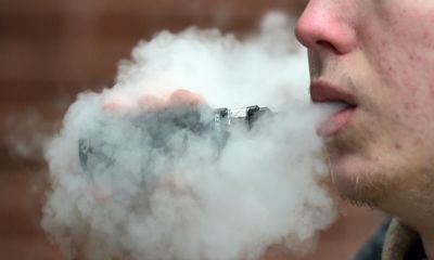 Smokers in England to be offered vaping kits to help them quit cigarettes