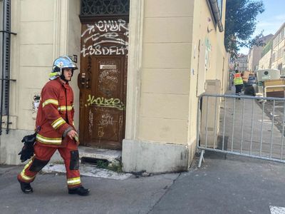 French building collapse kills 6, gas explosion suspected