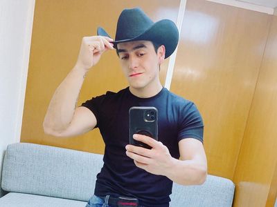 Julián Figueroa: Mexican entertainer dies suddenly aged 27