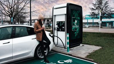 DOOH, Digital Signage Power EV Charger Advertising Network