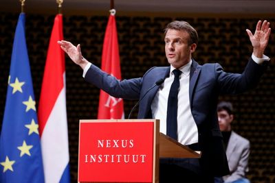 Macron heckled by protesters on Dutch state visit