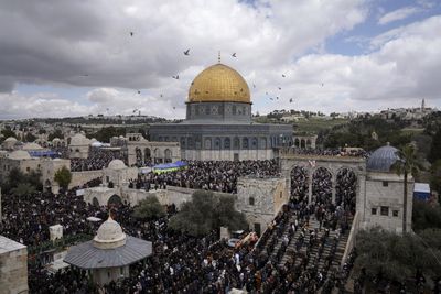 Who are the Jewish groups who enter Jerusalem’s Al-Aqsa compound?