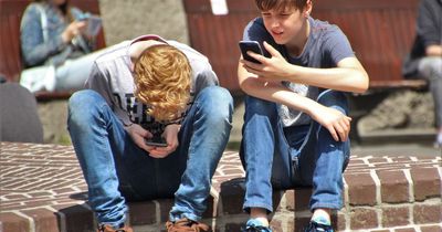 Call for phones to have health warning and be banned for under 16s
