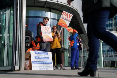 Junior doctors: BMA asks Acas to help as it urges Government to enter negotiations