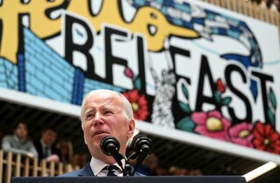 Biden urges N.Ireland parties to restore power-sharing