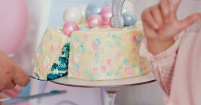 Pregnant couple left in stitches as bakery accidentally ruins gender reveal