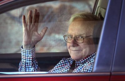 Warren Buffett slams failed banks for doing ‘dumb things’ but says ‘depositors will be safe no matter what’