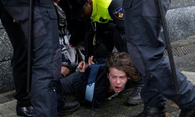 Emmanuel Macron heckled during state visit to Netherlands