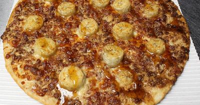 Diner divides opinion after putting banana on pizza - and it has a strange base too