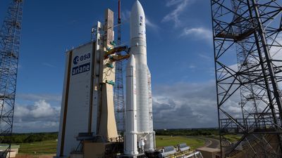 Europe's JUICE Jupiter mission rolls out to pad for April 13 launch (photos)