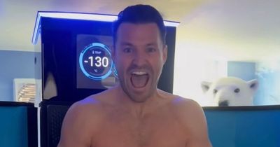 Mark Wright shows off impressive abs as he shares London marathon training update