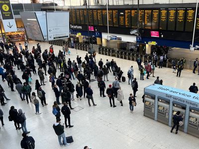 Commuters warned to stay away from London Waterloo due to ‘major signalling problem’