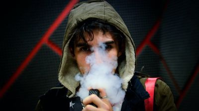 Vaping inquiry in Queensland hears call for ban on disposable products, nicotine concerns