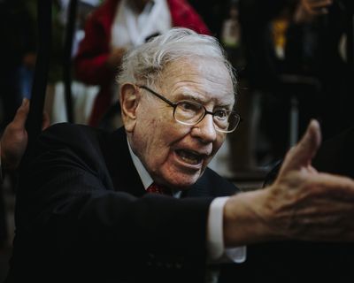 Warren Buffett wants bosses of failed banks to live like they 'work on a Ford production line'