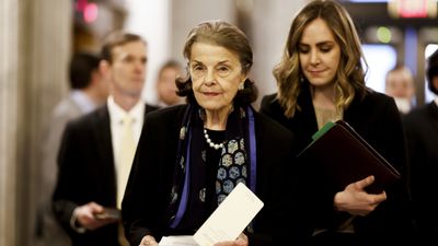 Feinstein asks to be temporarily replaced on Judiciary Committee amid calls to resign