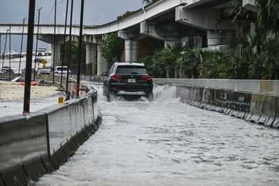 Florida downpour leaves many stranded, shuts down airport