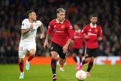 Manchester United sweat on fitness of Lisandro Martinez and Raphael Varane