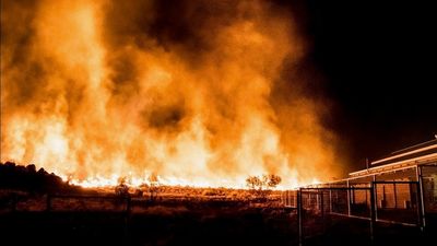 SA firefighters awarded bravery medals for saving APY Lands town from disaster