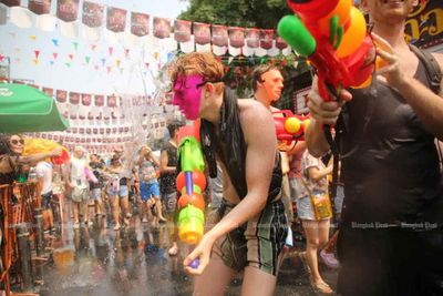 Overcrowding blocks Khao San Road