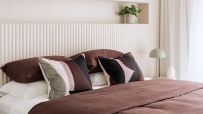 Are colored bed sheets tacky? Interior designers decide once and for all whether non-white bedlinen is a faux pas