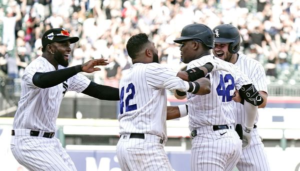 Sox honor groundbreaking legend on Jackie Robinson Day - Chicago