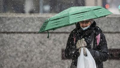 Snow showers reported across Chicago area early Monday; slick roads, low visibility