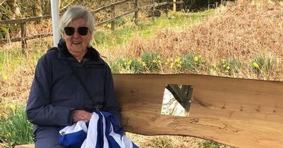 New memorial bench unveiled to commemorate the life of Ayrshire cycling legend David Bell