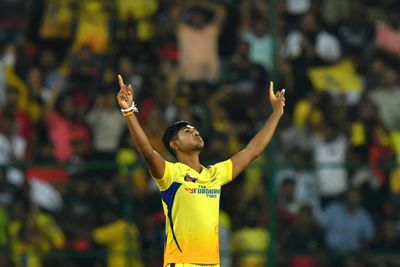 Chennai survive Du Plessis-Maxwell storm to beat Bangalore