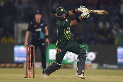 New Zealand survive Iftikhar onslaught to win third Pakistan T20