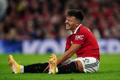 Lisandro Martinez: Manchester United defender undergoes successful surgery on metatarsal