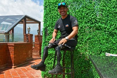 'No legs, no limits': Amputee veteran eyes Everest summit