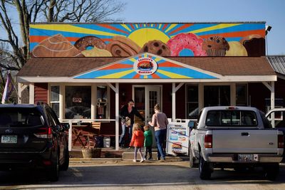 Pastry artwork pits bakery against town in free speech suit