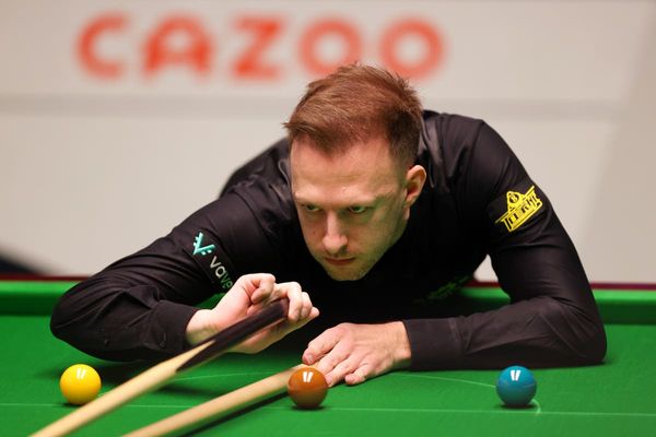 World Snooker Championship protestor storms table and covers it in orange  powder during match - Mirror Online