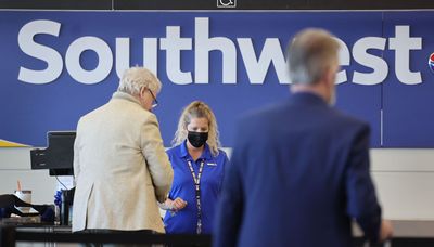 Delays linger after Southwest briefly grounds flights nationwide