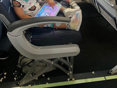 Chrissy Teigen leads debate after United attendant asks pregnant woman to clean up daughter’s spilled popcorn