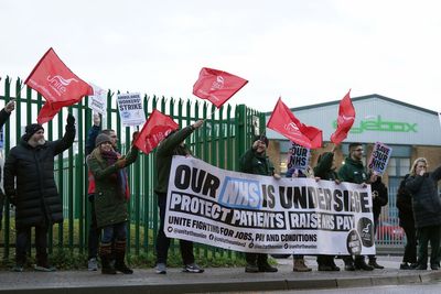 Health workers announce fresh strikes in pay row