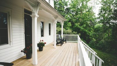 How to clean pollen off a porch – 4 methods professionals recommend
