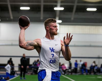 Kentucky QB Will Levis hits crossbar from knees on 50-yard throw