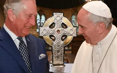 Pope gifts shards of crucifixion cross to King